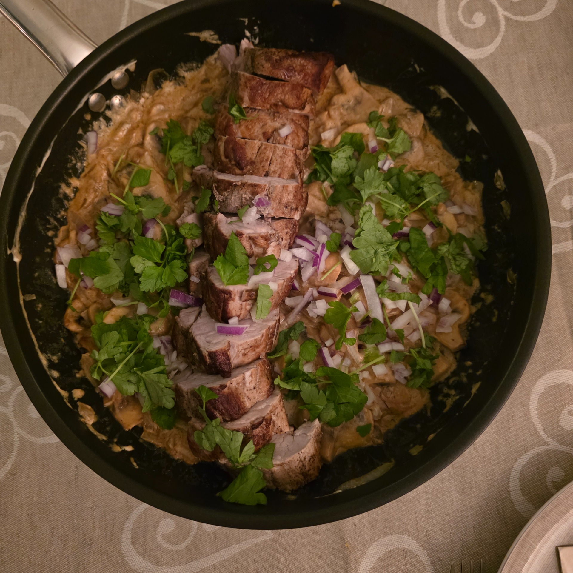 Svinefilet i sopp og løksaus