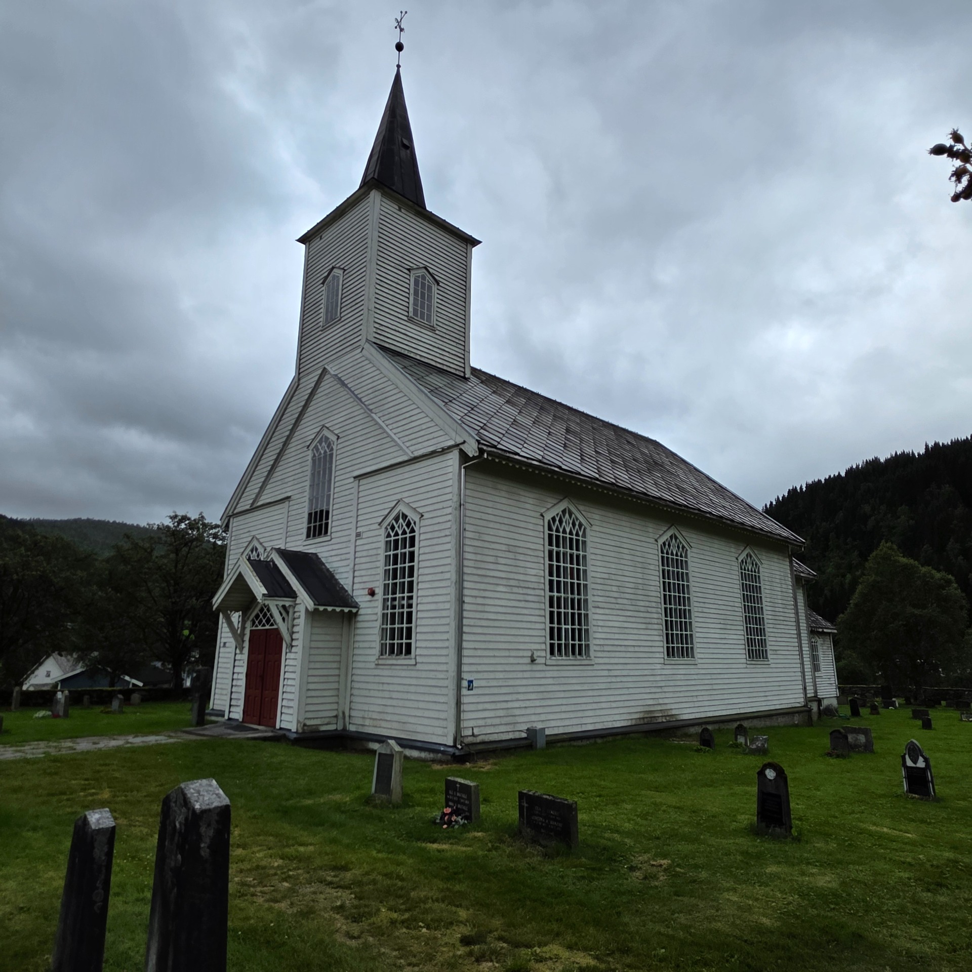 Oppheim kyrkje